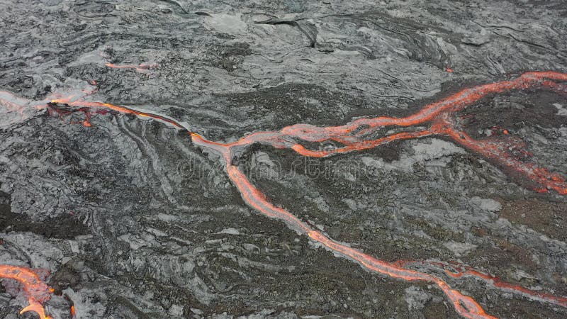 4.000 aerial video van lava die door rivieren stroomt in de nieuwe fagradalsfjall vulcano in ijsland.