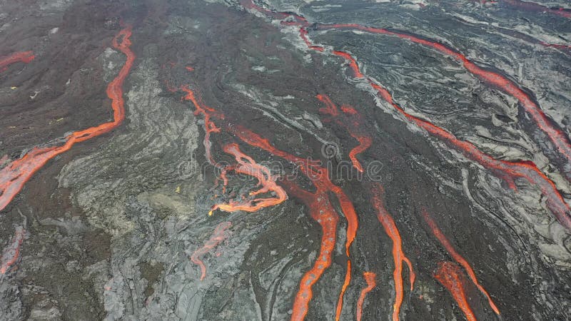 4.000 aerial video van lava die door rivieren stroomt in de nieuwe fagradalsfjall vulcano in ijsland.