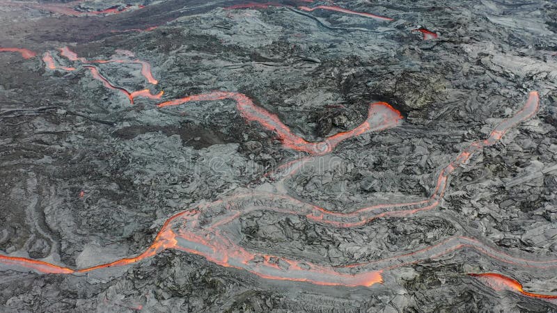 4.000 aerial video van lava die door rivieren stroomt in de nieuwe fagradalsfjall vulcano in ijsland.