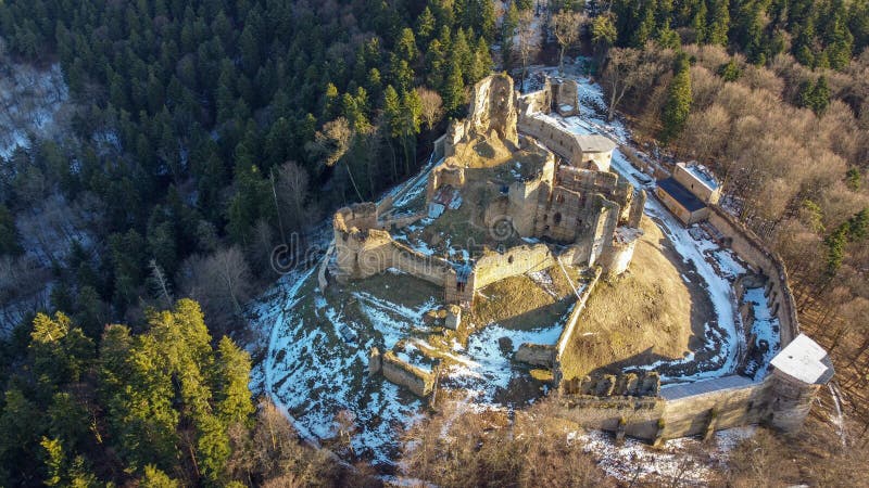 Letecký pohľad na starobylý hrad Zborov, Slovensko