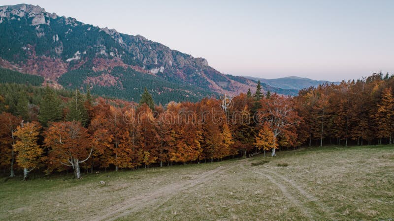 Letecký pohľad na jesennú horskú krajinu v Cheia, Brasov - Rumunsko