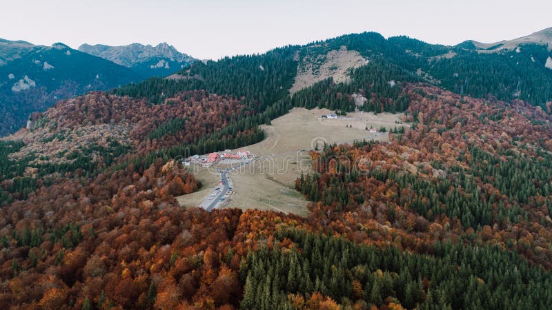 Letecký pohľad na jesennú horskú krajinu v Cheia, Brasov - Rumunsko