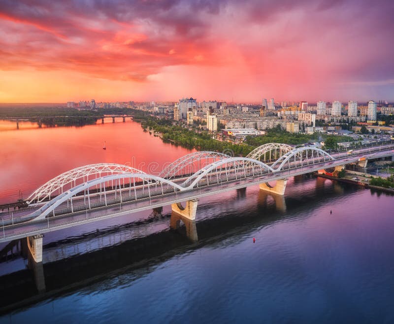 Vista aerea da bellissimo ponte sul tramonto, ucraina.