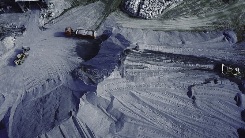 Vedere aeriană a carierei în care se desfășoară activități de excavatoare și camioane în industria grea și conceptul de extracție royalty free stock photography