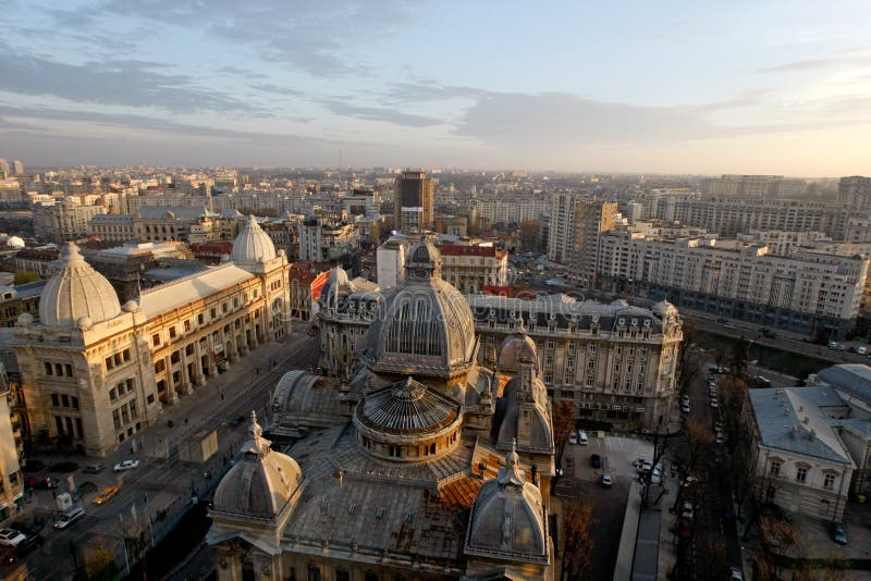 Letecký pohľad Calea Victoriei v Bukurešti, zobrazujúci CEC Palace (v strede) a Múzeum Histórie (vľavo), panoráma mesta s množstvom starých budov.