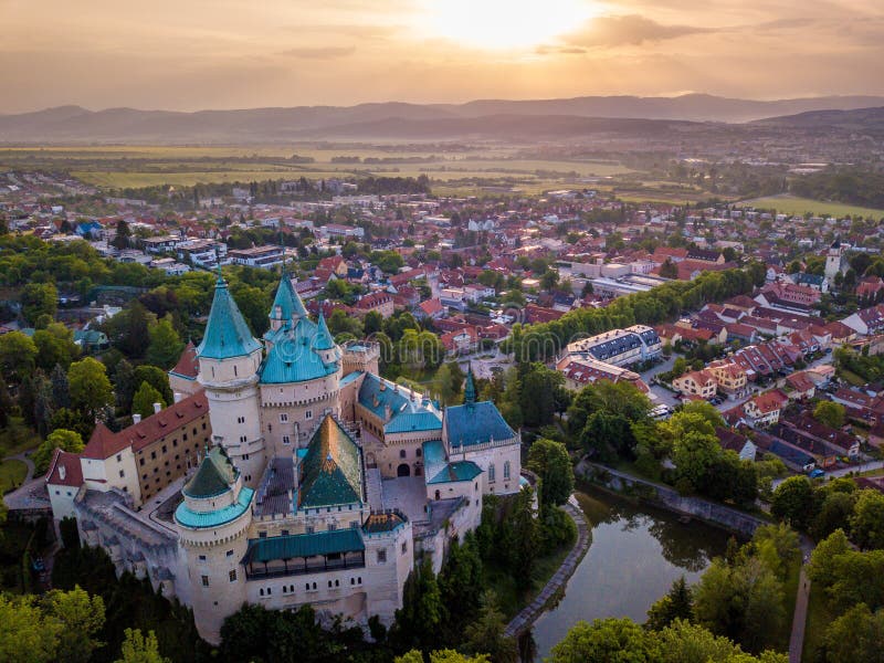 Letecký pohled na zámek Bojnice, střední Evropa, Slovensko. UNESCO. Západ slunce světlo.