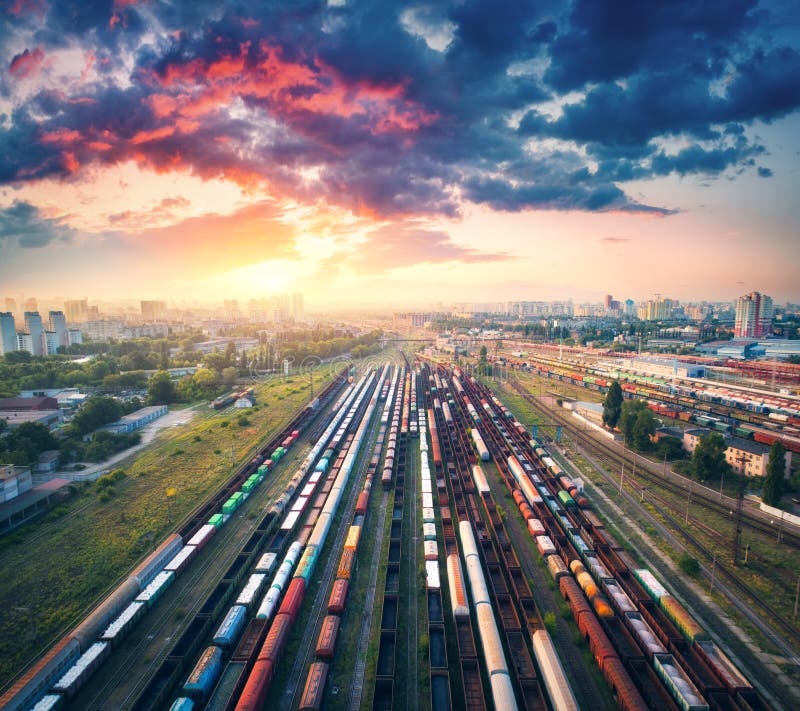 Vista aerea da colorato carico treni.