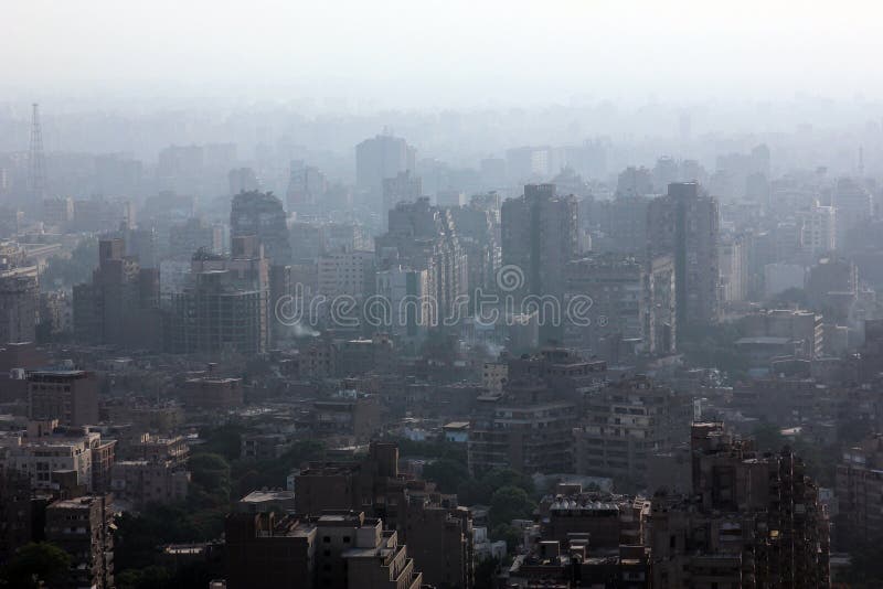 Vista dall'alto dell'affollata città araba del cairo cairo torre di nebbia nebbiosa aria condizionata in egitto, in africa, con molte case affollate e torri.