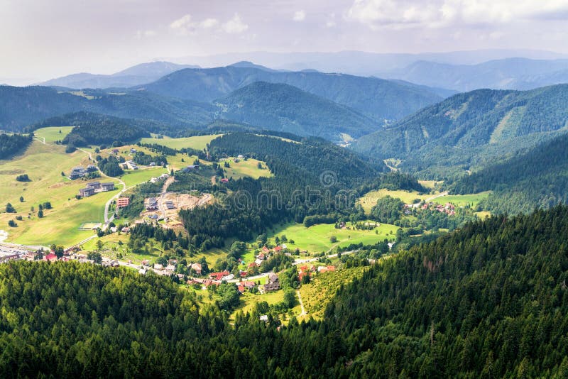 Letecký pohled na obec Donovaly obklopenou horami, Slovensko
