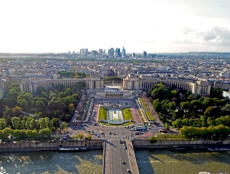 Vista aérea Torre sobre el, a un rio, primavera en París, Francia.