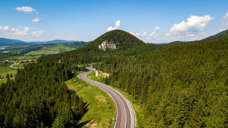 Letecký pohľad z výšin na cestu, ktorá vedie cez Slovenské vrchy