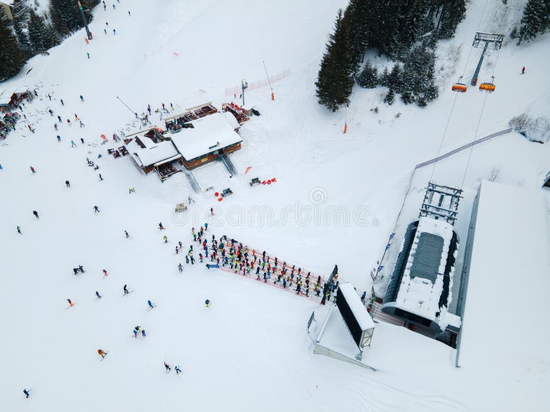 Letecký pohled na linky lyžařského střediska Jasná k sedačkové lanovce