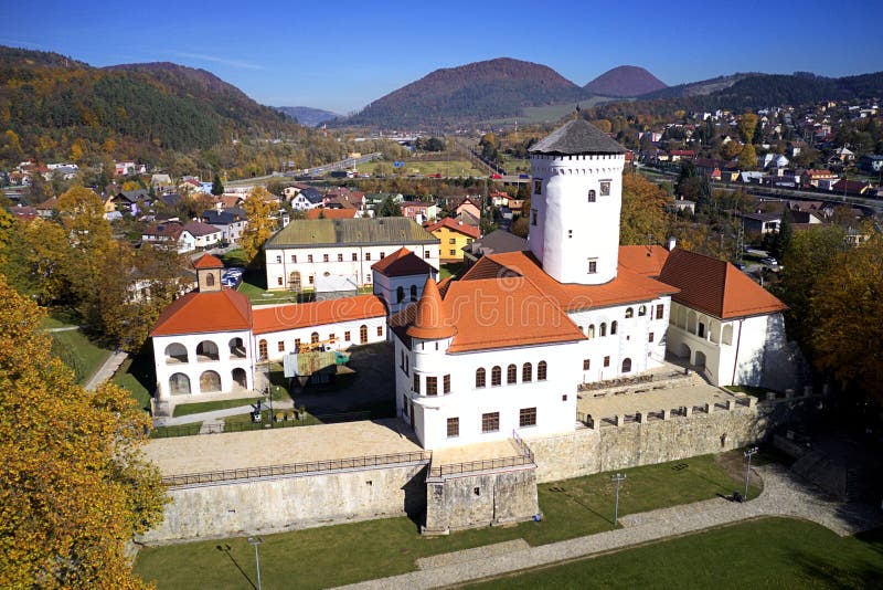 Letecký pohľad na stredoveký Budatínsky hrad