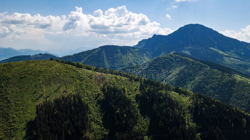 Letecký pohled na horské štíty ve slovenských Tatrách