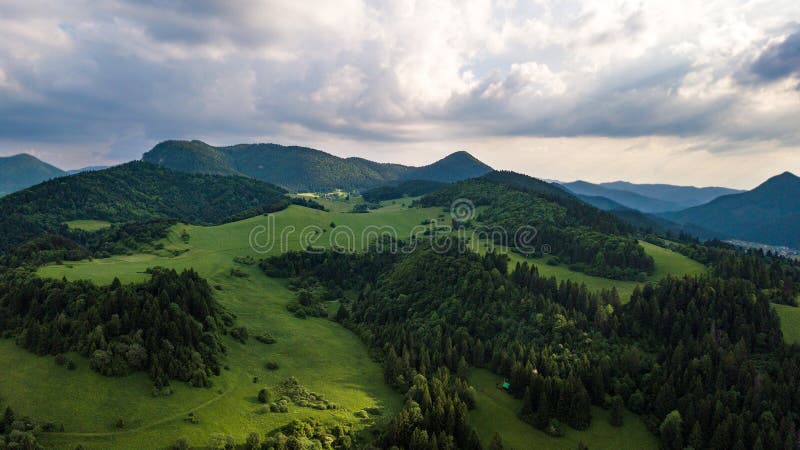Letecký pohľad na pohorie so stromami v Tatrách, Slovensko
