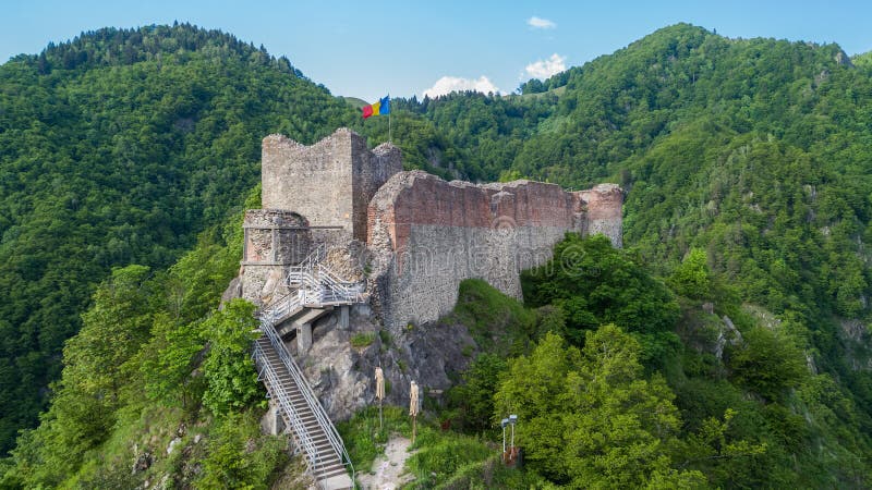 grind Verhoogd Mitt Ruined Poenari Fortress on Mount Cetatea in Romania Stock Photo - Image of  drone, overview: 113089524