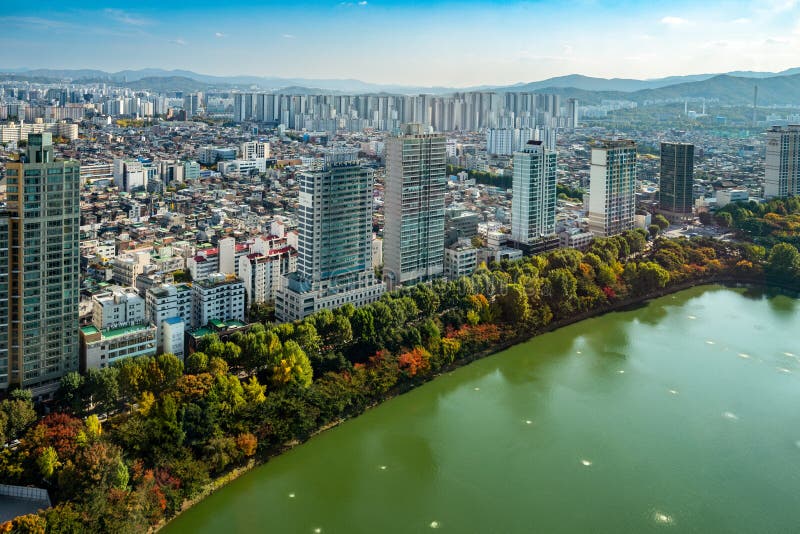 Aerial view of Seokchon lake and surrounding buildings with autumn colors, Jamsil, Songpa-gu, Seoul, South Korea stock images Aerial view of Seokchon lake and surrounding buildings with autumn colors, Jamsil, Songpa-gu, Seoul, South Korea stock images