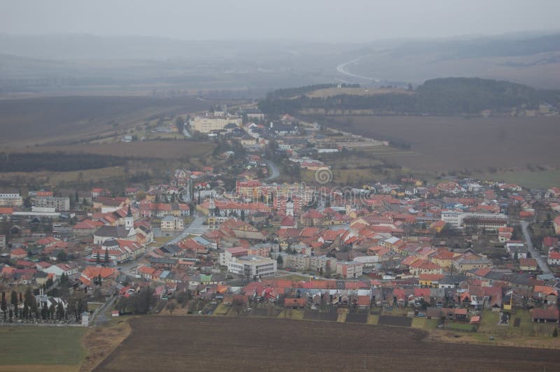 Letecký pohled na Spišský hrad s šedou oblohou na pozadí, Slovensko