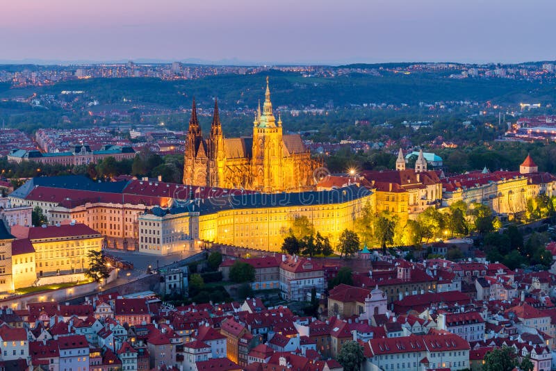 Aerial view of St. Vitus Cathedral and Prague Castle (Hradcany) at night royalty free stock image Aerial view of St. Vitus Cathedral and Prague Castle (Hradcany) at night royalty free stock image