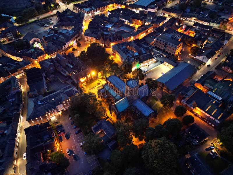 O vedere aeriană a unei străzi lângă un pod pe timp de noapte stock photo
