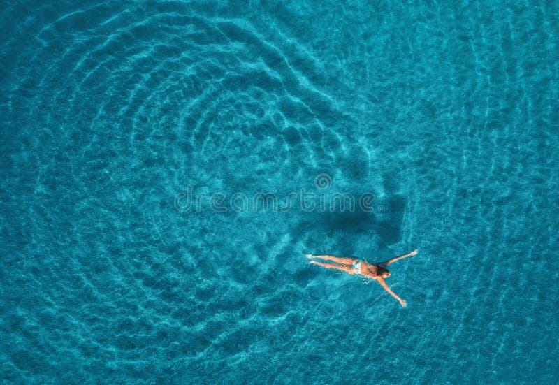 Vista aerea da nuoto una donna blu laguna.