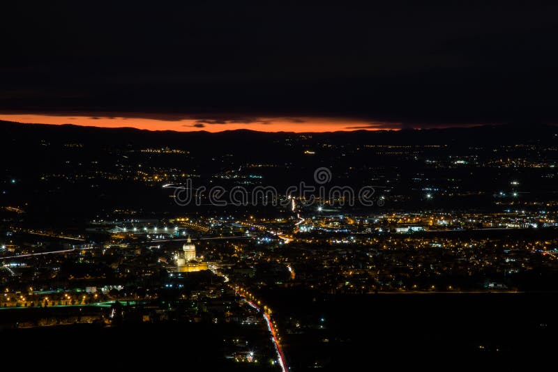 utilstrækkelig Undtagelse Motherland Aerial View of Umbria Italy Valley at Night, with City Lights and S.M.degli  Angeli Assisi Church Editorial Photo - Image of night, basilica: 199231581