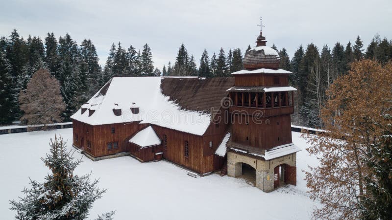 Letecký pohled na Dřevěný artikulární evangelický kostel Svatý Kríž, Slovensko