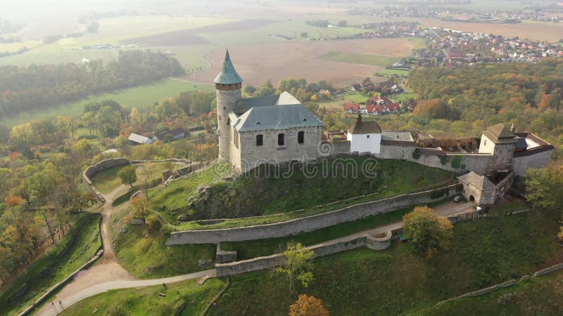 Aeriellt utseende av kuneticka hora-slott i Tjeckien på hösten