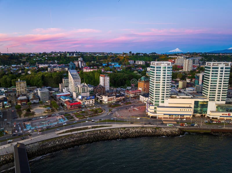 Aerivy över Puerto Montt Chiles Urban och kustlandskap royaltyfria bilder