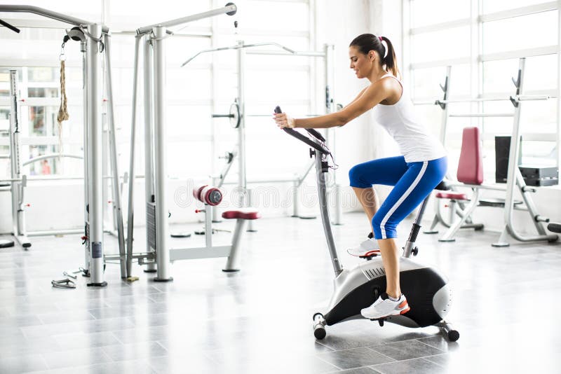 Aerobics het spinnen de training van de vrouwenoefening bij fietsengymnastiek royalty-vrije stock afbeelding Aerobics het spinnen de training van de vrouwenoefening bij fietsengymnastiek royalty-vrije stock afbeelding