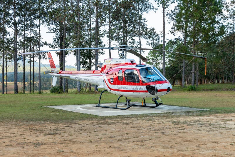 Aerobus Eurocopter AS350 helikopteru park na lądowisku fotografia stock Aerobus Eurocopter AS350 helikopteru park na lądowisku fotografia stock