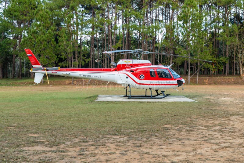 Aerobus Eurocopter AS350 helikopteru park na lądowisku zdjęcia stock Aerobus Eurocopter AS350 helikopteru park na lądowisku zdjęcia stock