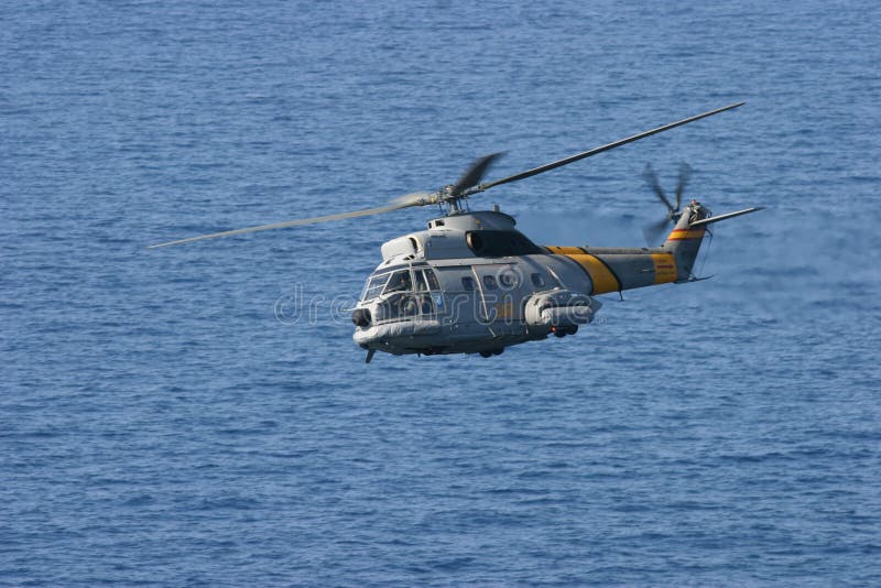 Aerobus Superpuma śmigłowcowy ratunek manewruje inflight nadmierny śródziemnomorskiego obrazy stock Aerobus Superpuma śmigłowcowy ratunek manewruje inflight nadmierny śródziemnomorskiego obrazy stock