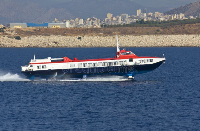 Aerodeslizador que viaja en el Mar Egeo