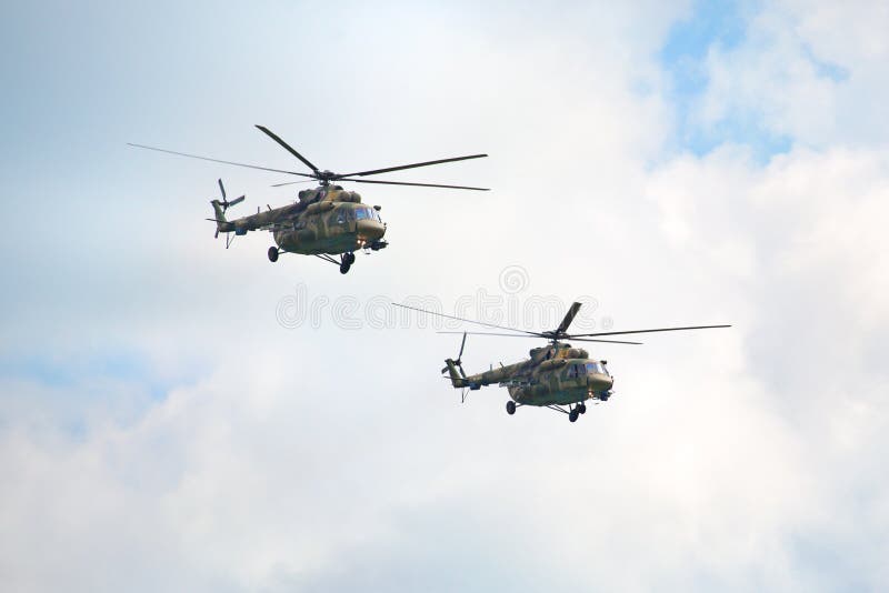 Aerodromo di Mochishche, show aereo locale, due elicotteri militari Mi-8 nella fine del cielo su fotografie stock libere da diritti Aerodromo di Mochishche, show aereo locale, due elicotteri militari Mi-8 nella fine del cielo su fotografie stock libere da diritti