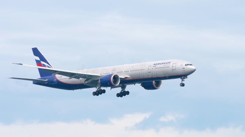 Aeroflot Boeing 777 närmar sig över havet arkivfilmer