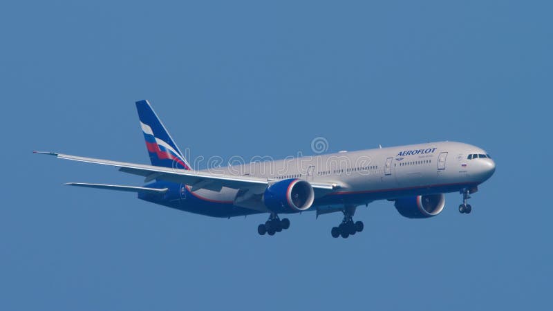 Aeroflot Boeing 777 närmar sig över havet stock video