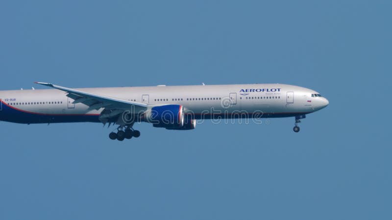 Aeroflot Boeing 777 närmar sig över havet stock video