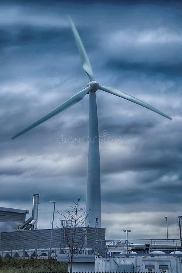 Aerogeneratorväderkvarnen mot molnig himmel arkivbild Aerogeneratorväderkvarnen mot molnig himmel arkivbild