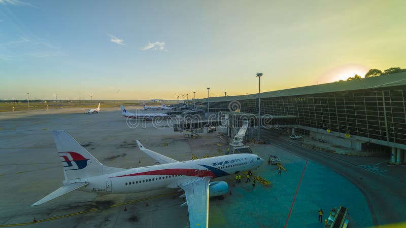 Aeronaves comerciales de la línea aérea de Malasia en el aeropuerto de KLIA al atardecer imagen de archivo Aeronaves comerciales de la línea aérea de Malasia en el aeropuerto de KLIA al atardecer imagen de archivo