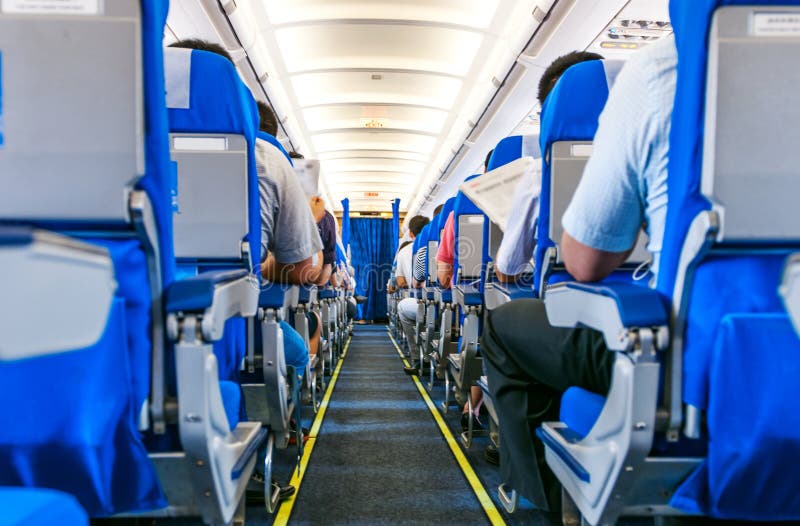 Aeroplano con i passeggeri sui sedili