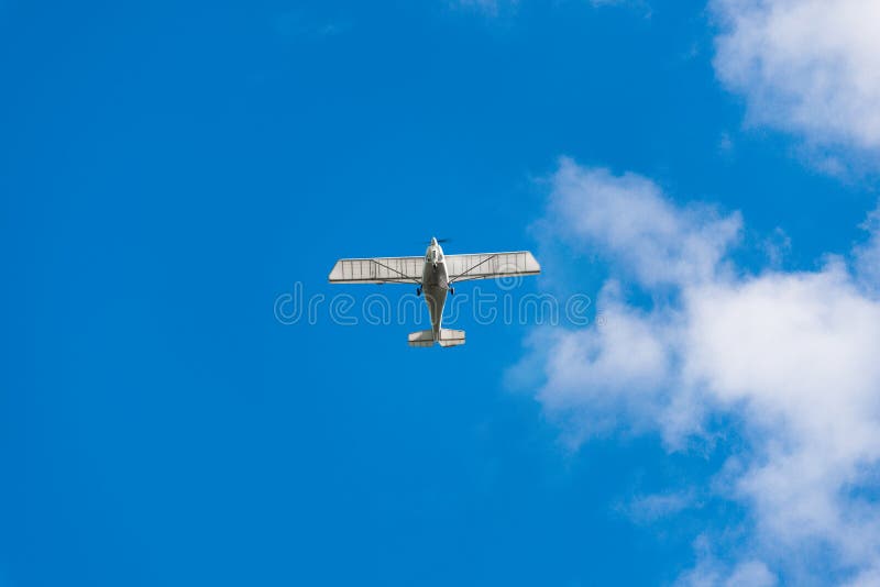 Aeroplano e cielo blu bianchi Piccolo volo dell'aereo passeggeri nel cielo blu aerei e cielo blu del Luminoso motore Aeroplano ne fotografia stock Aeroplano e cielo blu bianchi Piccolo volo dell'aereo passeggeri nel cielo blu aerei e cielo blu del Luminoso motore Aeroplano ne fotografia stock