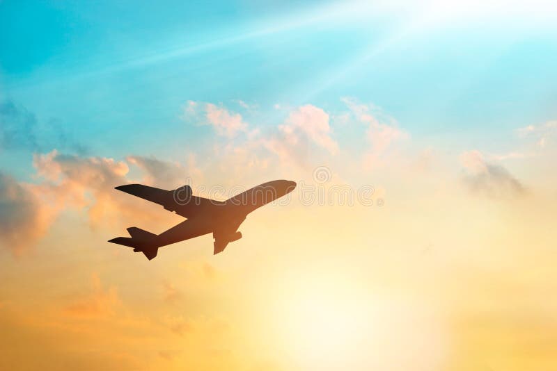Aeroplano en el cielo y la nube en la puesta del sol fotografía de archivo libre de regalías Aeroplano en el cielo y la nube en la puesta del sol fotografía de archivo libre de regalías