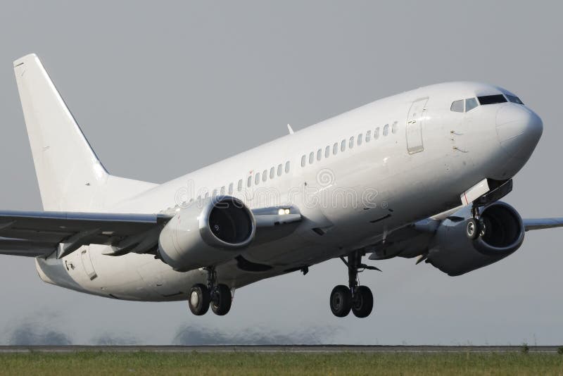 Aeroplano estrecho blanco del jet del cuerpo imágenes de archivo libres de regalías Aeroplano estrecho blanco del jet del cuerpo imágenes de archivo libres de regalías
