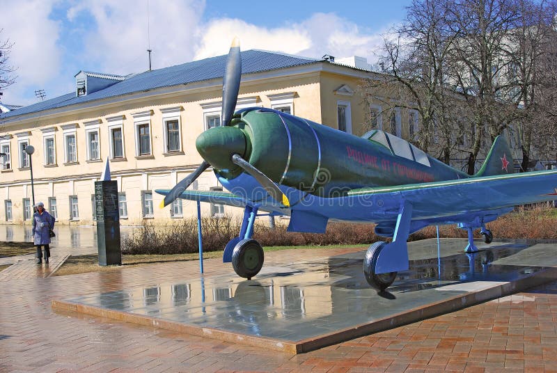 Aeroplano militar mostrado en el Kremlin en Nizhny Novgorod, Rusia imágenes de archivo libres de regalías Aeroplano militar mostrado en el Kremlin en Nizhny Novgorod, Rusia imágenes de archivo libres de regalías
