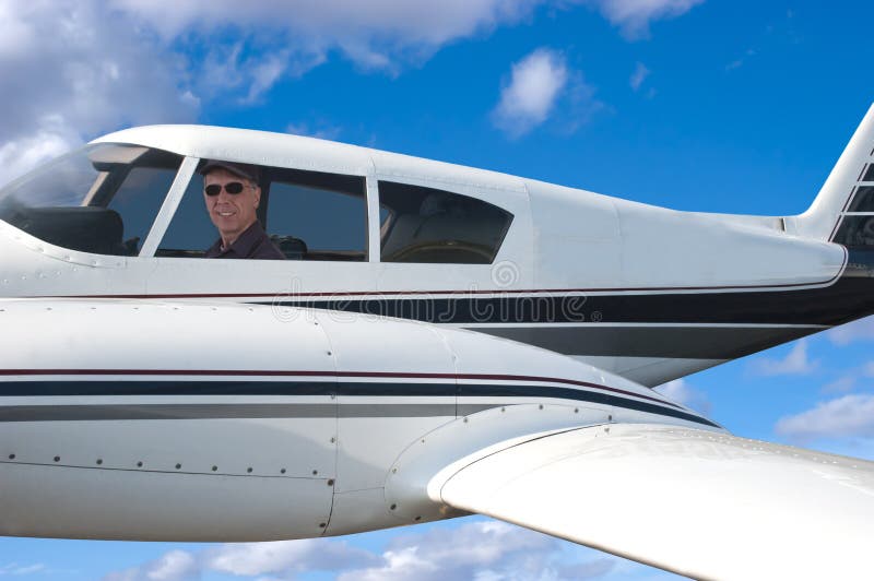 Aeroplano pilota di volo, aviatore in Aircarft fotografia stock libera da diritti Aeroplano pilota di volo, aviatore in Aircarft fotografia stock libera da diritti