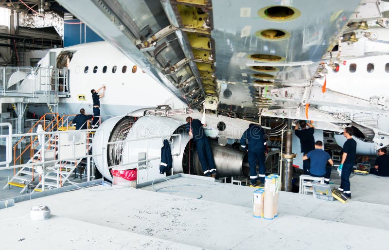 Aeroplano smontato per la riparazione e la modernizzazione nel capannone del getto immagine stock libera da diritti Aeroplano smontato per la riparazione e la modernizzazione nel capannone del getto immagine stock libera da diritti