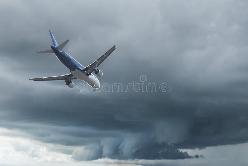 Aeroplano sopra le nuvole immagine stock libera da diritti Aeroplano sopra le nuvole immagine stock libera da diritti
