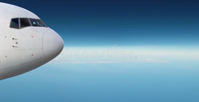 Aeroplano sul bello cielo sopra terra. Panorama. fotografia stock libera da diritti Aeroplano sul bello cielo sopra terra. Panorama. fotografia stock libera da diritti