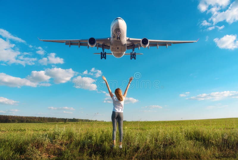 Aeroplano y mujer en el campo en la puesta del sol en verano foto de archivo libre de regalías Aeroplano y mujer en el campo en la puesta del sol en verano foto de archivo libre de regalías
